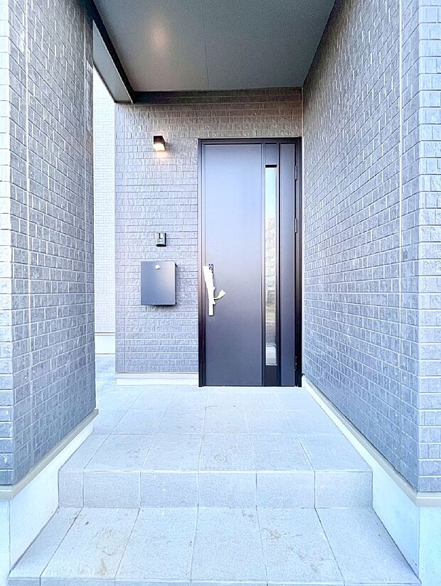 大切な家族、来客を出迎える玄関。