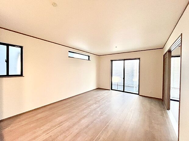 大きな窓からたっぷりの陽光と風を感じられるリビング