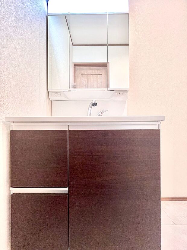 大きく見やすい三面鏡で清潔感ある洗面台は、身だしなみチェックや肌のお手入れにおすすめです。