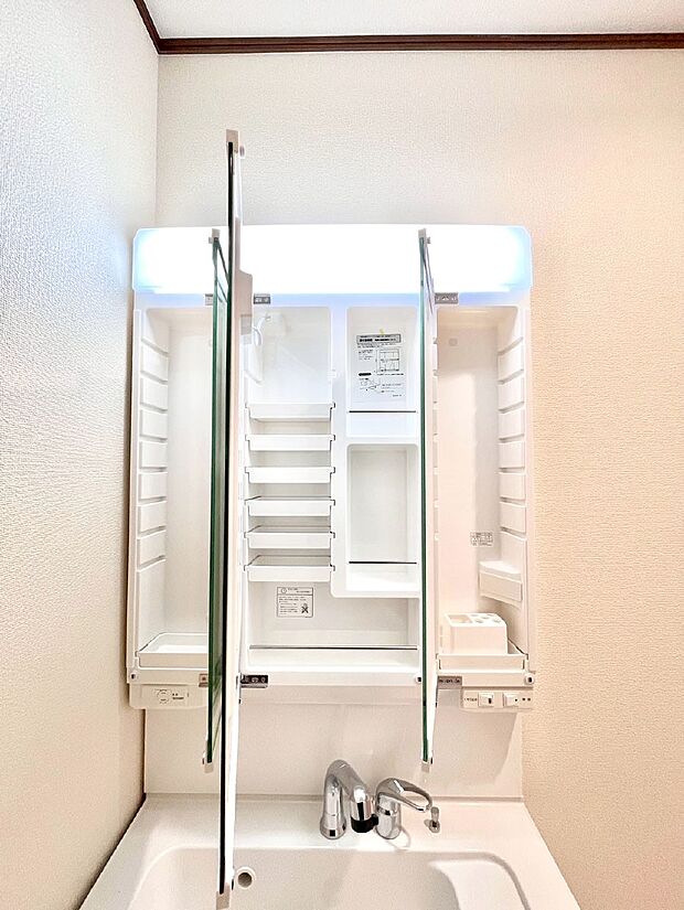 三面鏡の裏に、化粧品や衛生用品などを収納可能。洗面台をすっきりと保ちます!