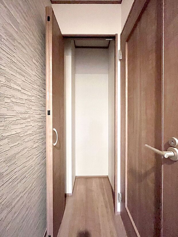 廊下収納。掃除道具や季節の小物を収納することができます。