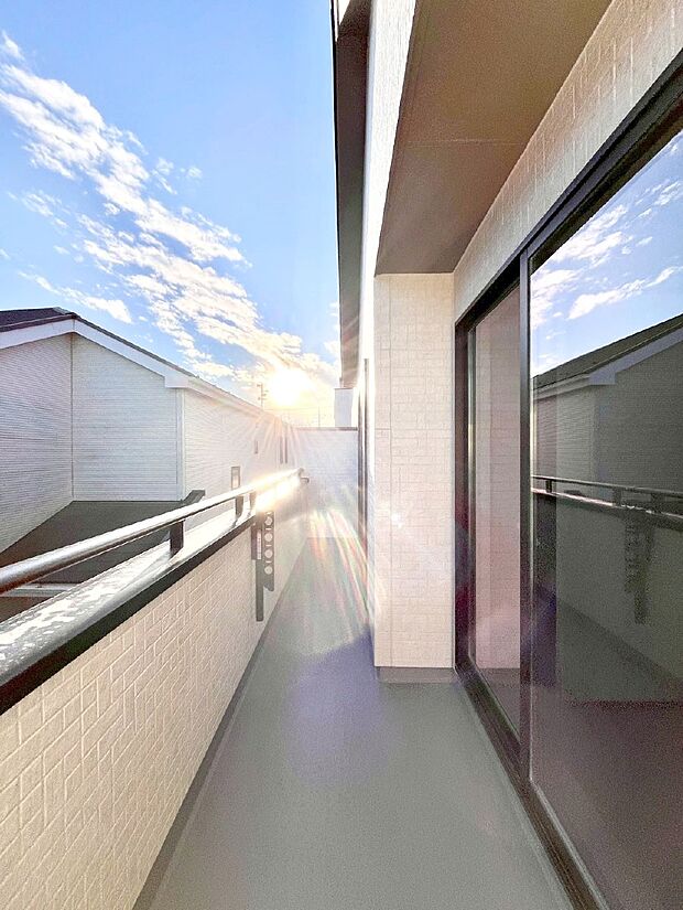 暖かな陽光が降り注ぐバルコニーはお洗濯におすすめ。爽やかな風も心地よいです。