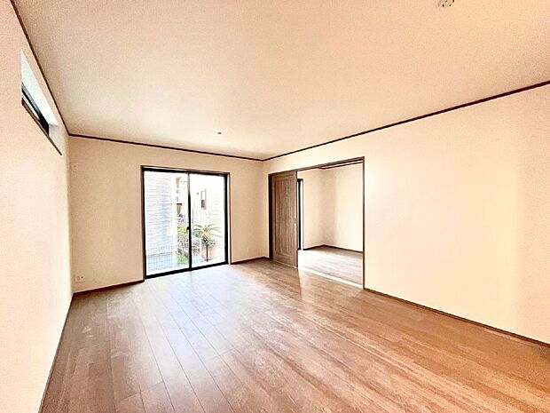 家族の笑顔が自然と生まれてくる、そんな雰囲気のダイニングに仕上がっています。