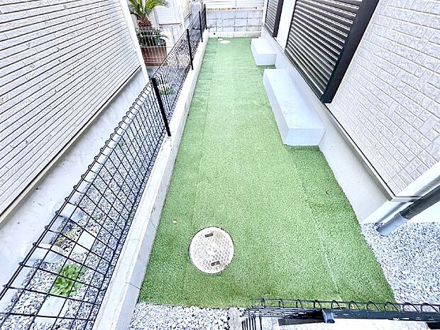 プランターを並べて季節のお花を楽しめるお庭付き。