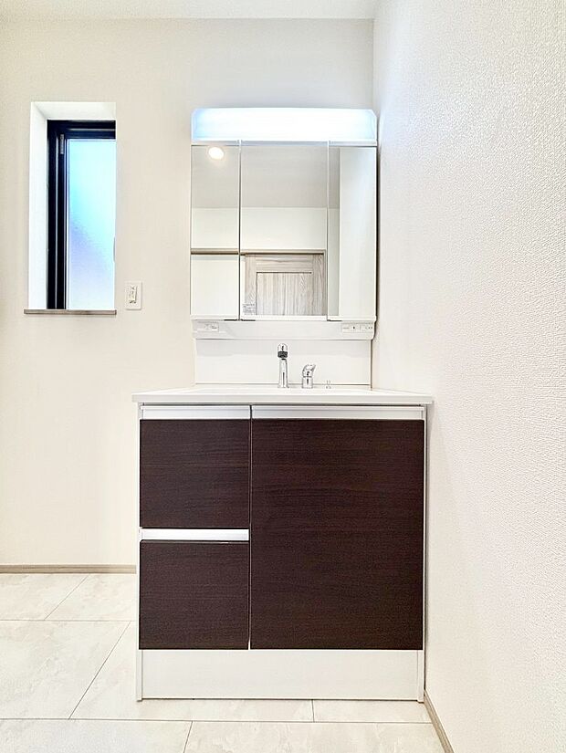 収納力と機能性に優れた洗面化粧台　