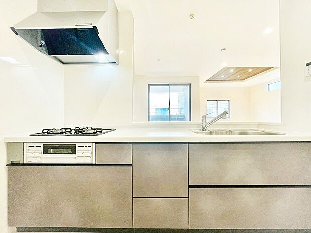 システムキッチンはシンプルでスッキリした飽きの来ないデザインなので永く使えそう！