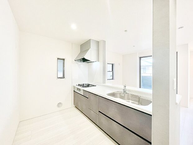 ご家族の会話弾む対面キッチン。お料理中のパパママもご家族と過ごす時間が増えそう!