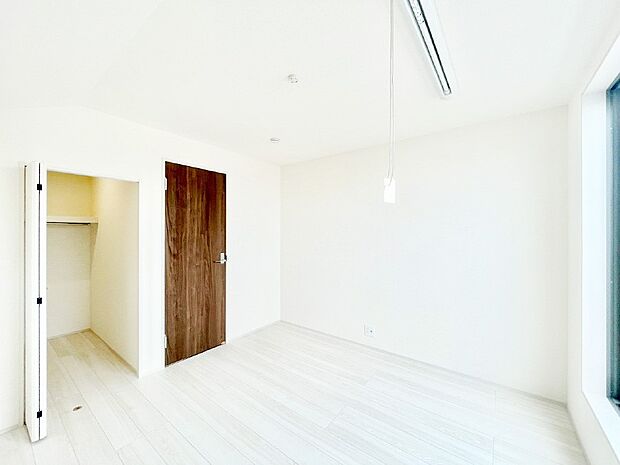 プライベート時間充実!大容量の収納力が嬉しいWIC付きのお部屋です。