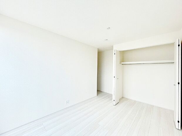 お子さまのお部屋としても！衣類の整理整頓に便利なクローゼット付きの洋室。