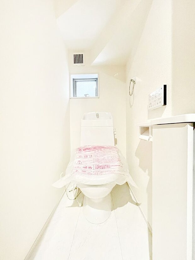 清潔感あるシャワートイレ。小窓から光が注ぎ込みます!