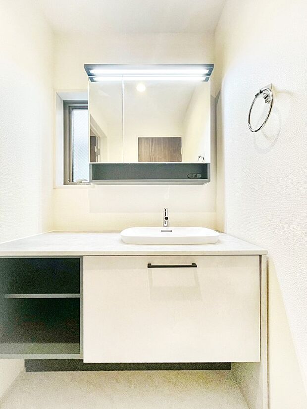 ゆとりの洗面スペースで朝の身支度もスムーズに!
