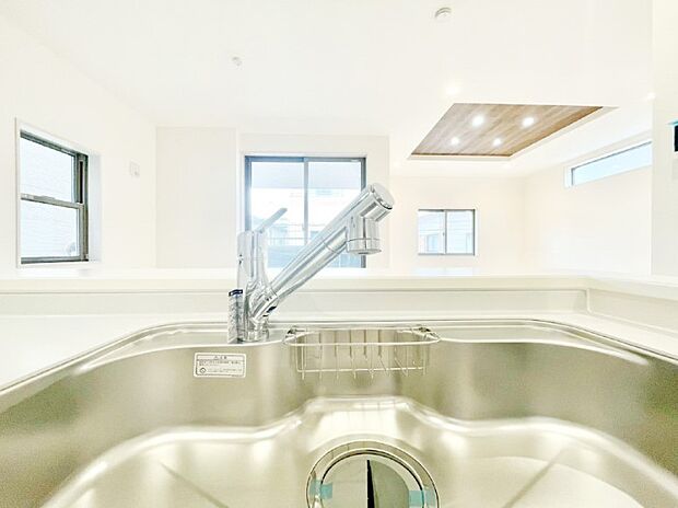 いつでも清潔なおいしいお水を。一つの水栓で水道水と浄水を使い分け。