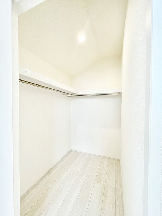 衣類をハンガーに掛けたまま収納できるWIC。衣類の整理整頓がしやすくて便利です！