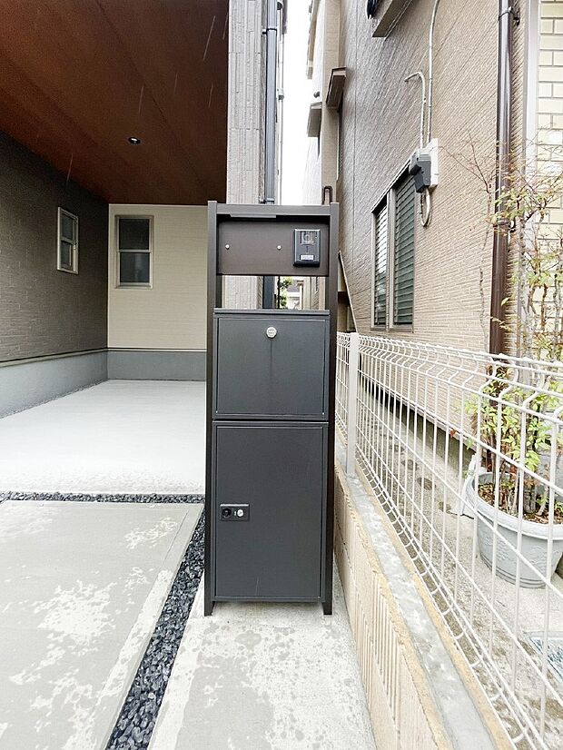 表札・インターホン・ポスト・宅配BOXが一体型となったシンプルデザインの門柱