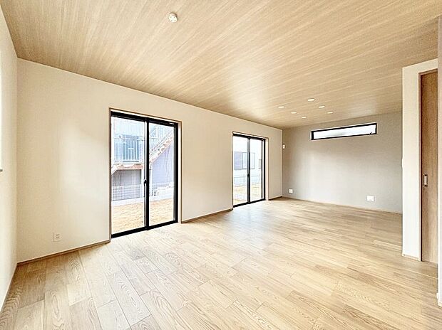 明るい陽光が注ぎ、寛ぎの雰囲気に満たされるリビング・ダイニング。