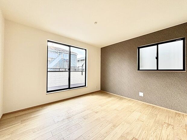 アクセントクロスがお洒落な洋室。