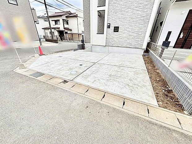 2台（車種による）駐車可！ご家族みんなの自転車も置ける広々カースペース。