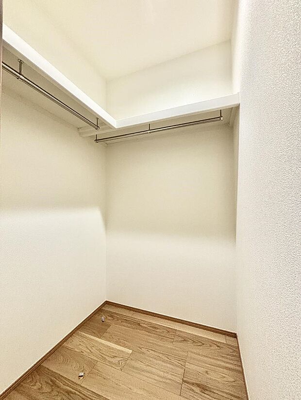 ウォークインクローゼットの活用で生活空間スッキリ