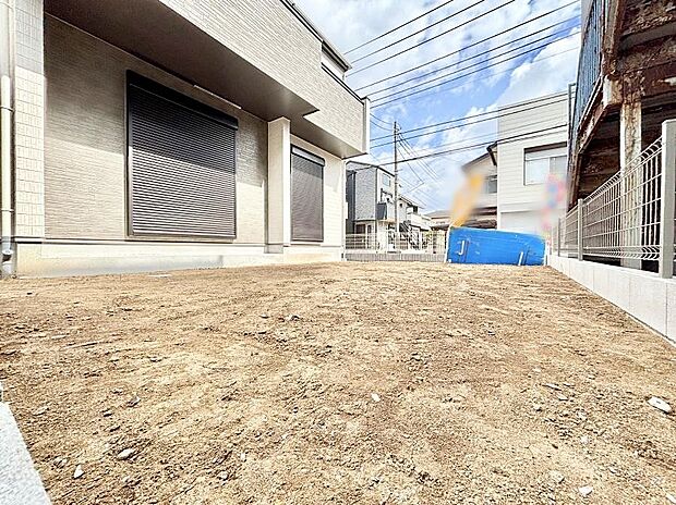 住まいに明るい光と開放感を演出してくれる庭スペース付き！