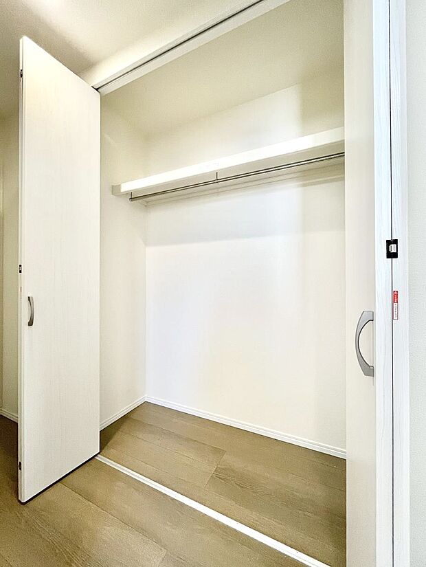 玄関ホール収納です。掃除道具やお出かけ用グッズの収納に便利です。