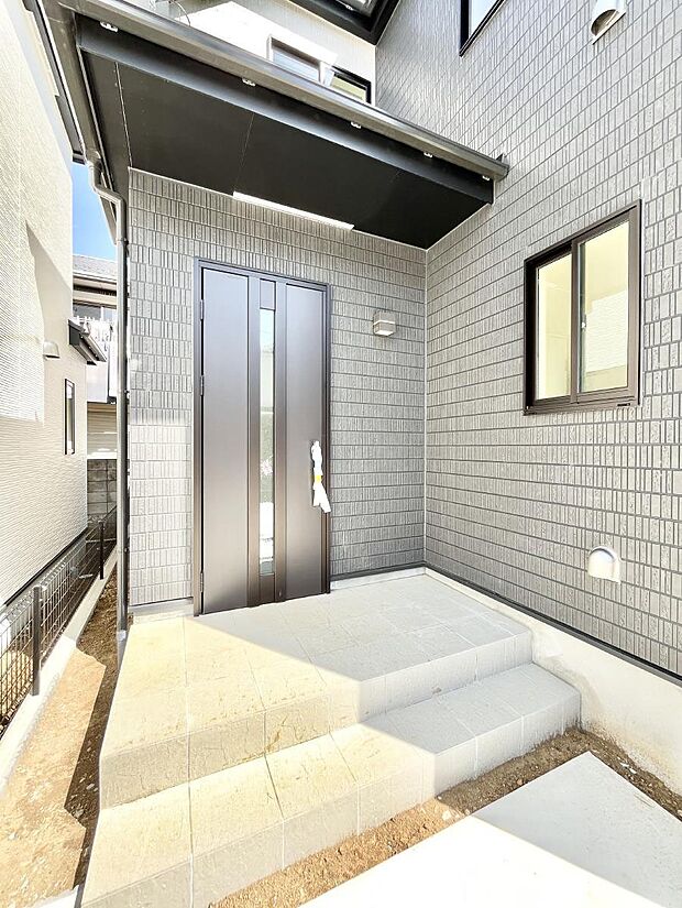 大切な家族、来客を出迎える玄関。