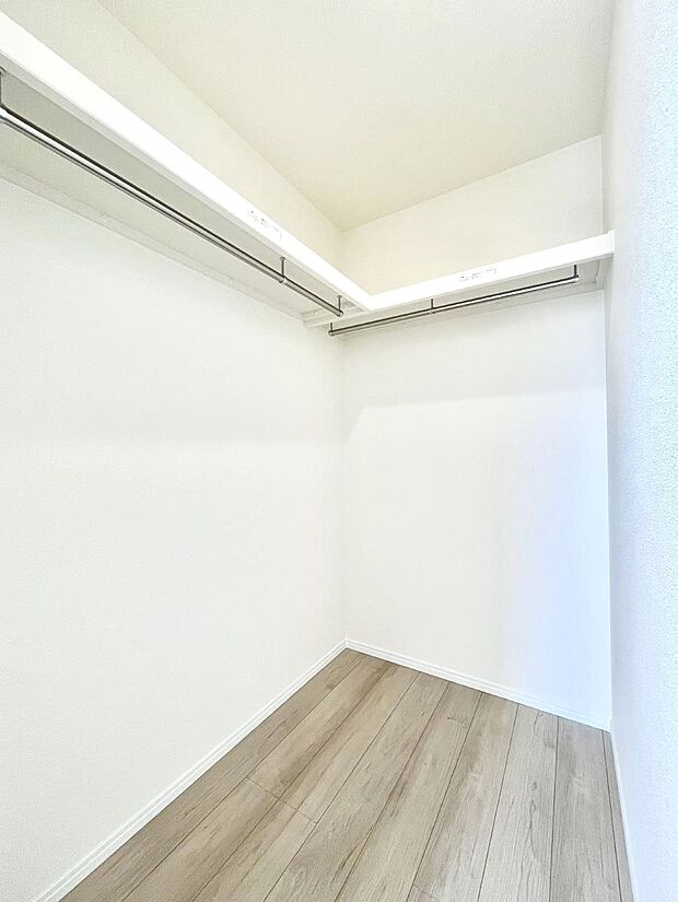 ウォークインクローゼット付きで生活空間を広く利用できます。
