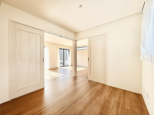 リビング横の洋室は引き戸を開ければリビングと一体に。閉じれば独立した洋室に。