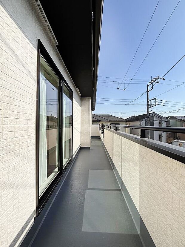 ゆったりバルコニーだから沢山お洗濯ものを干せます。