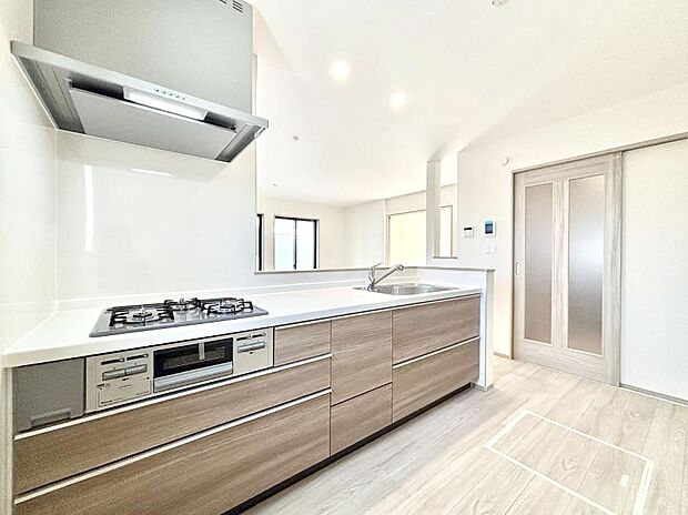 料理をしながらでもご家族との会話を楽しめる対面キッチン