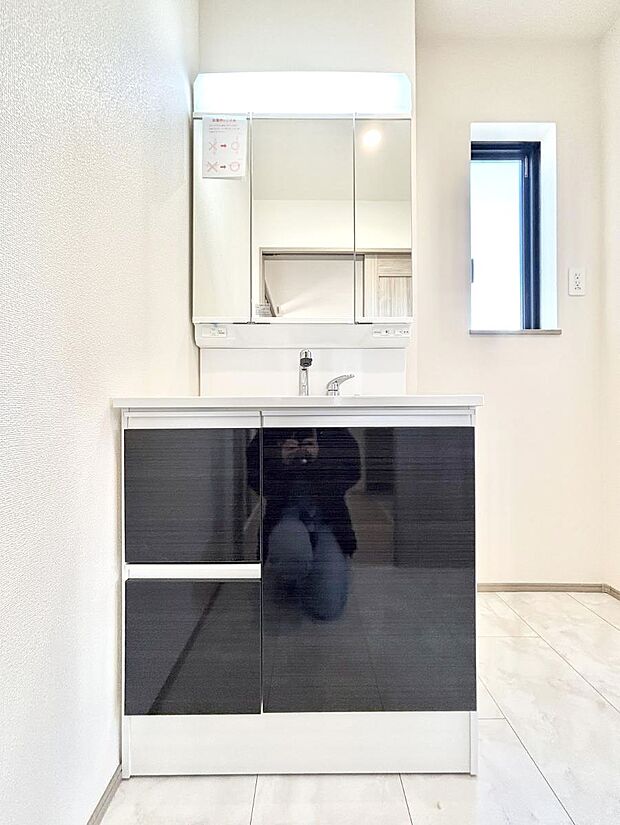 大きく見やすい三面鏡で清潔感ある洗面台は、身だしなみチェックや肌のお手入れにおすすめです。