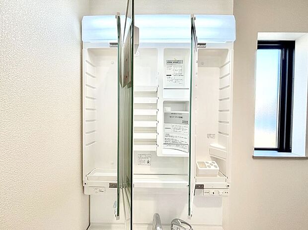 三面鏡の裏に、化粧品や衛生用品などを収納可能。洗面台をすっきりと保ちます!