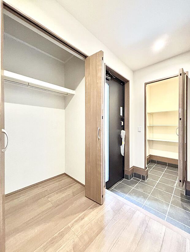 玄関ホール収納です。掃除道具やお出かけ用グッズの収納に便利です。