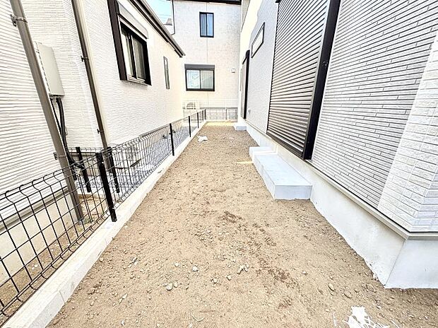 ガーデニングや家庭菜園も楽しめるお庭付き。