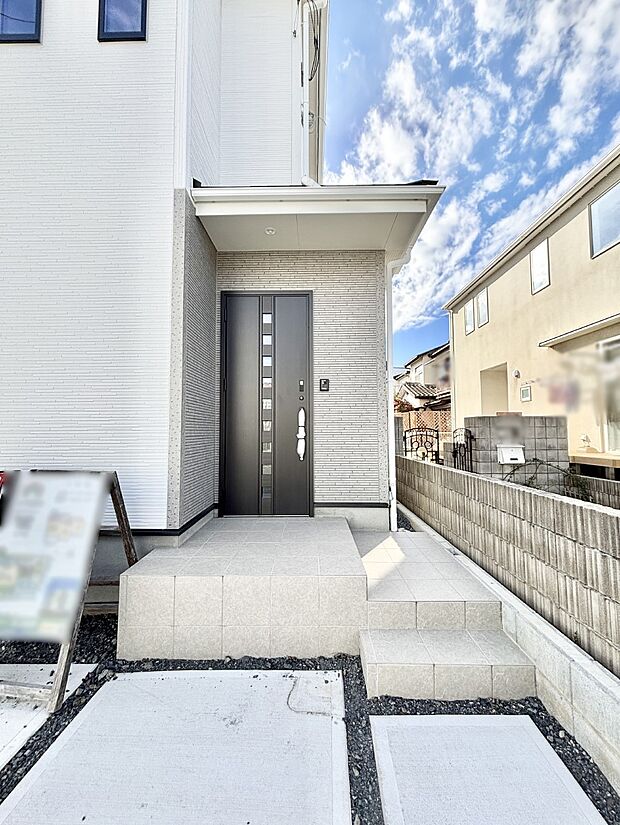 玄関アプローチにはプランターを並べて季節の花でお客様をおもてなしできます。