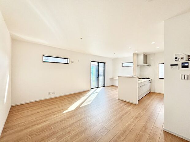 ナチュラルテイストの優しく柔らかい色使いのフローリングが素敵なリビングですね。