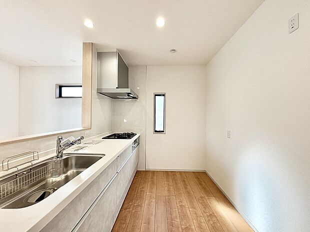 爽やかな風が通り抜けるキッチン。窓があるので明るく換気にも役立ちます。