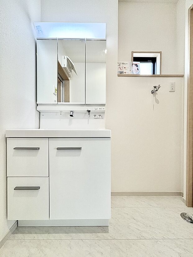 大きく見やすい三面鏡で清潔感ある洗面台は、身だしなみチェックや肌のお手入れにおすすめです。 