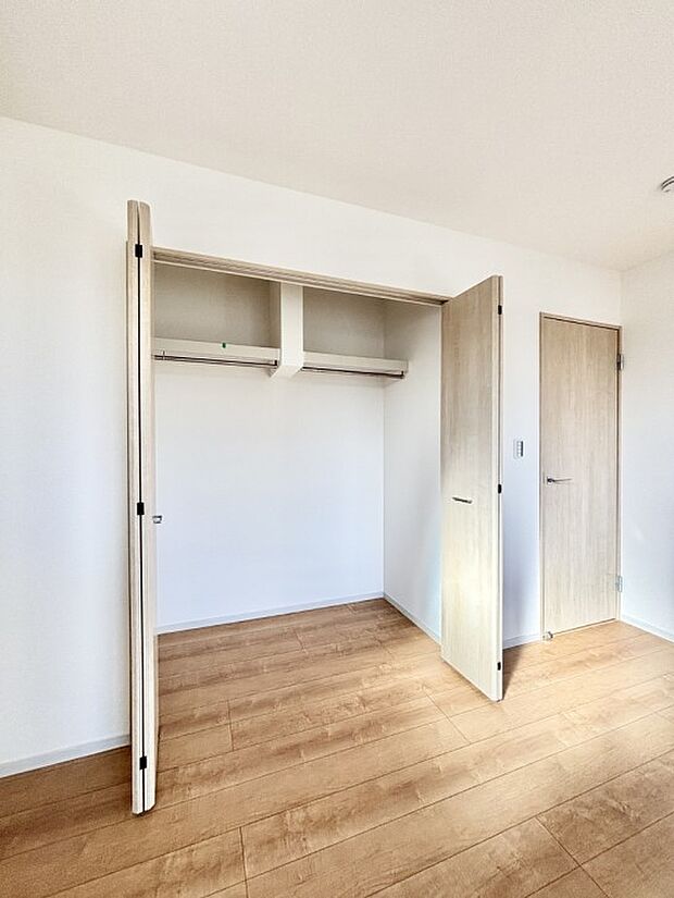 洋室のクローゼット。奥行きがあるので厚手の衣類もすっきり収まります。