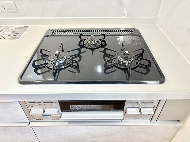 ガスコンロはＳｉセンサー搭載。火力調節や焦げ付き・消し忘れも防いでくれます。