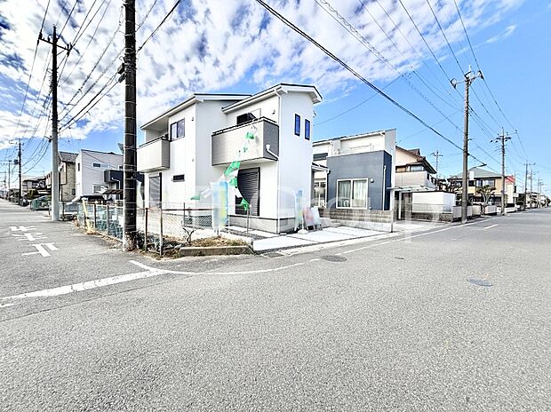 角地なので日当たりも良く、お家が堂々として見えます。