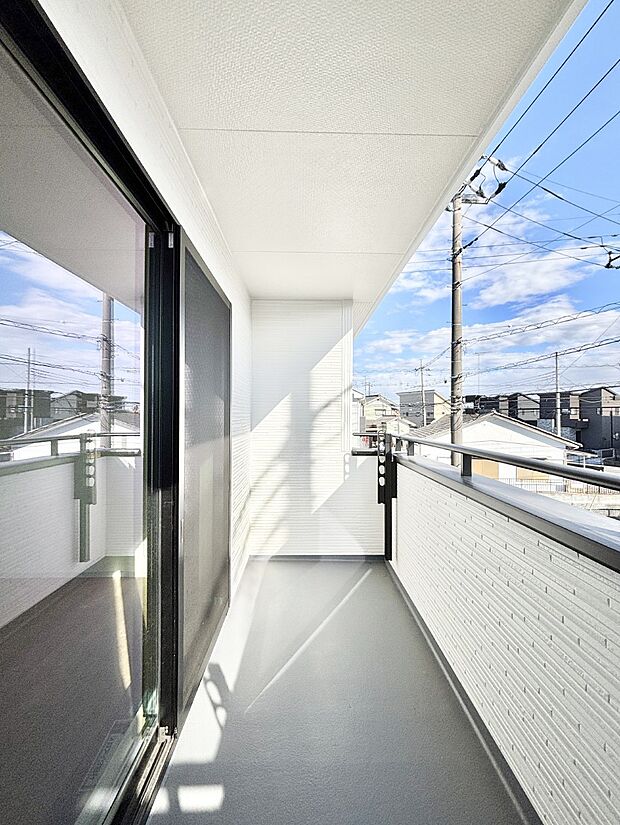 南向きのバルコニー！ご家族の洗濯物はもちろん、お布団もたっぷり干せます！