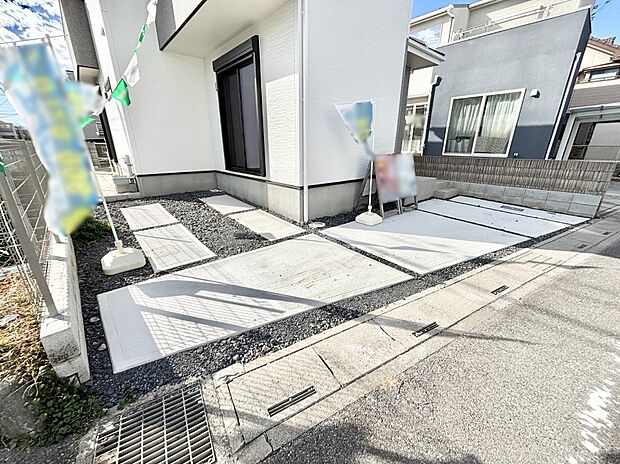 2台(車種による)駐車可!ご家族みんなの自転車も置ける広々カースペース。