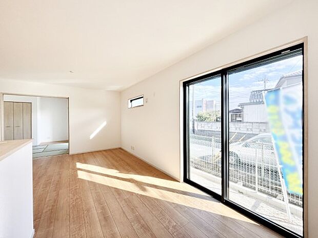 大きな窓からたっぷりの陽光と風を感じられるリビング  