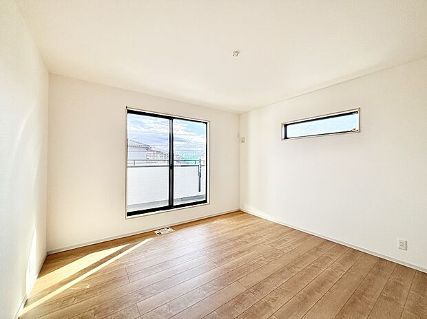 バルコニーが開放感をプラスしてくれる洋室