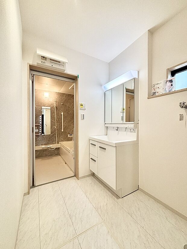 小窓がついているので湿気の多い場所でも換気が十分行えます。毎日の身支度を気持ち良く！