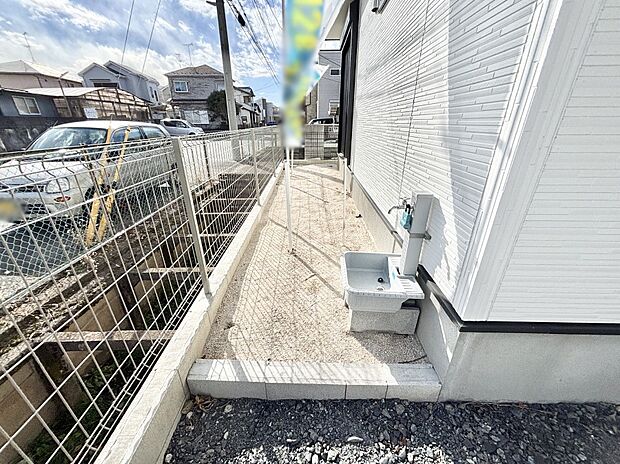 ガーデニングや家庭菜園も楽しめるお庭付き。