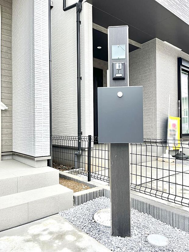 シンプルデザインのポスト。