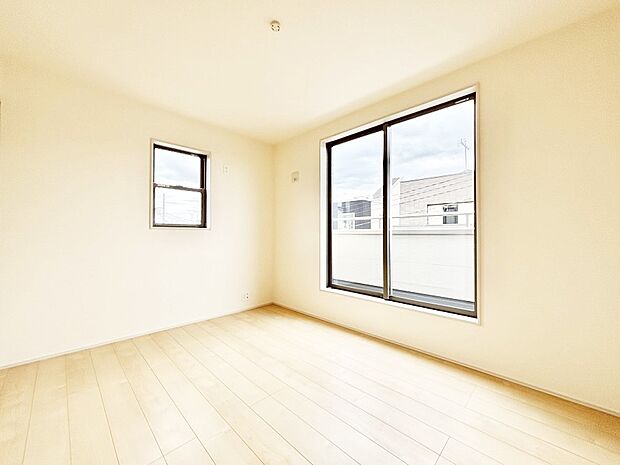 バルコニーが開放感をプラスしてくれる洋室