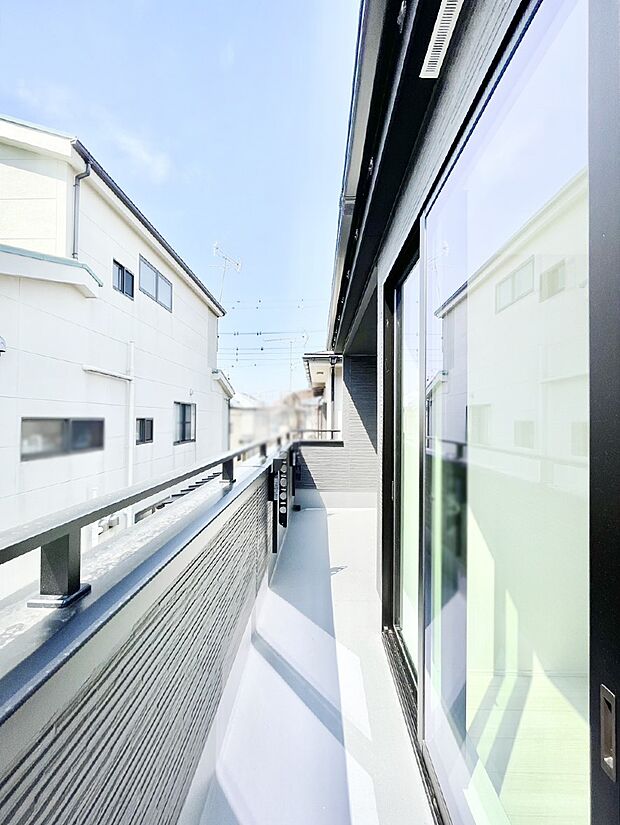 2部屋にまたがる広いバルコニー。晴れた日には洗濯物も気持ちよく干せそうですね。