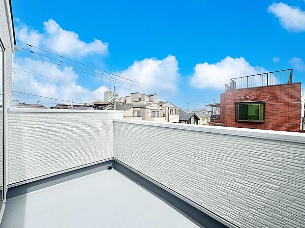 ゆったりバルコニーだから沢山お洗濯ものを干せます。